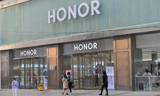雖然已經獨立,但很多消費者還是會將榮耀與華為綁定。來源:視覺中國