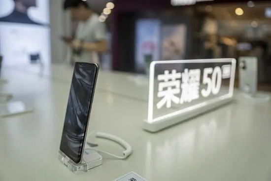 今年6月發布的榮耀50系列,在線下市場成為爆款。來源:視覺中國